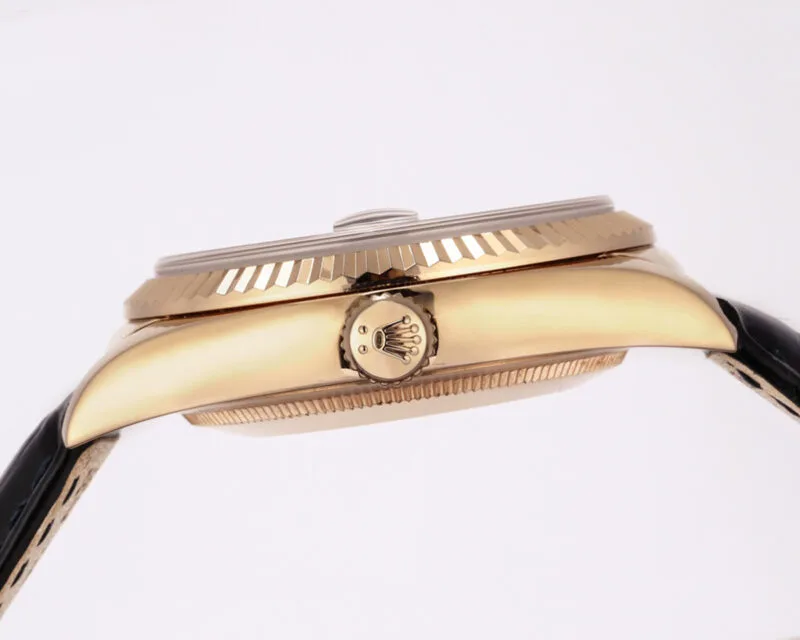 Day-Date-40-Black-Dial-in-Rose-Gold-on-Leather-Strap-5-800×640-1.jpg