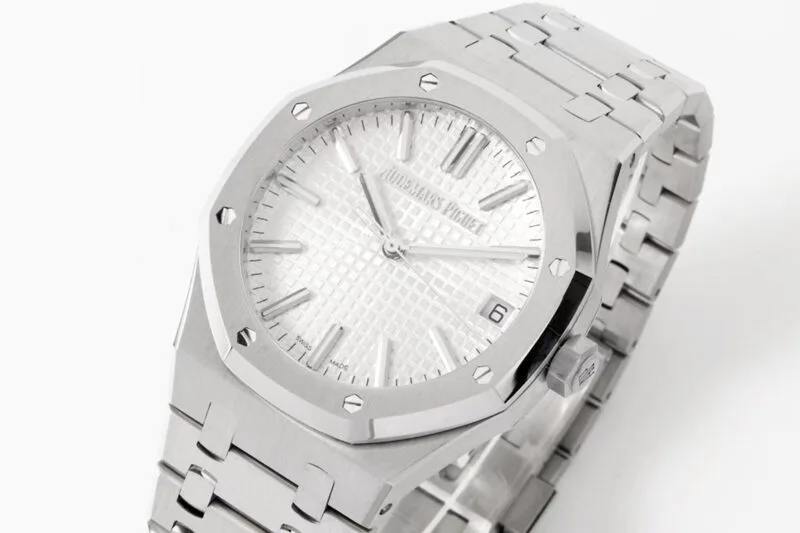 Royal-Oak-15510-White-Dial-50th-Anniversary-3-800×533
