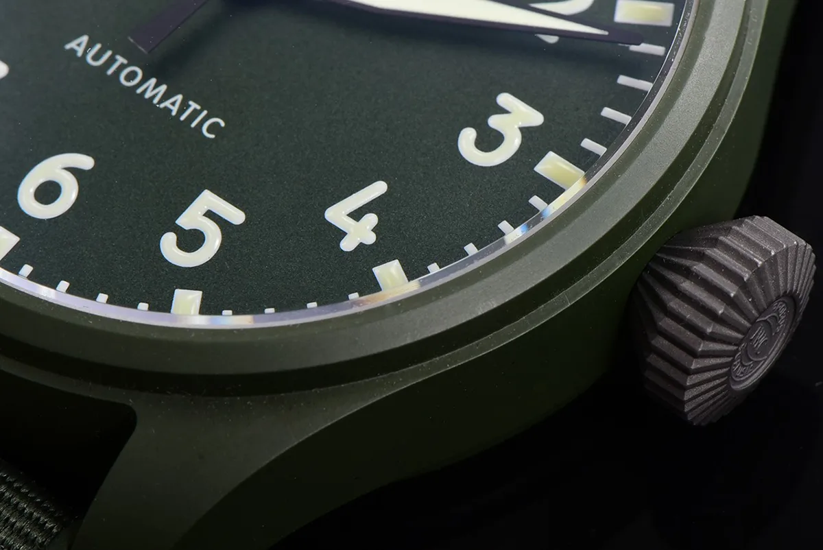 Big-Pilots-Watch-43-IW329802-Top-Gun-Edition-Woodland-on-Camo-Strap-13