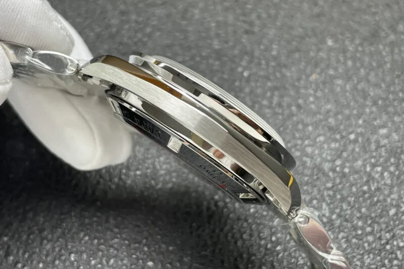 Speedmaster-Moonwatch-Professional-White-Dial-in-Steel-9-800×533