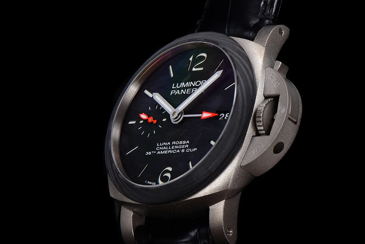 PAM1096-Luna-Rossa-GMT-42mm-5.jpg