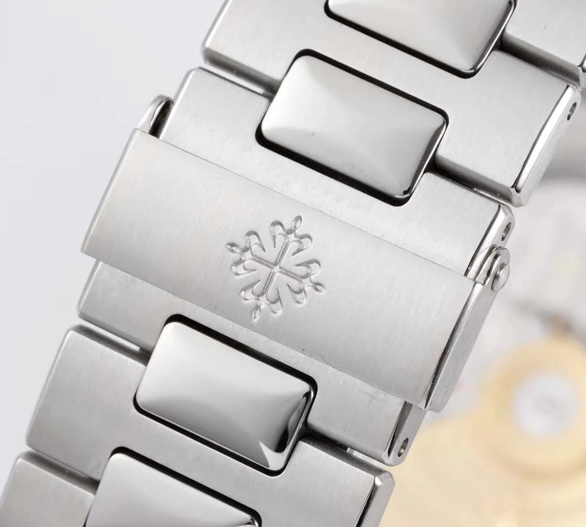 5711-1a-011-white-diamond-8
