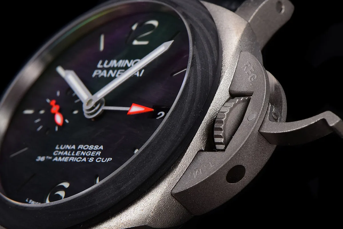 PAM1096-Luna-Rossa-GMT-42mm-14.jpg
